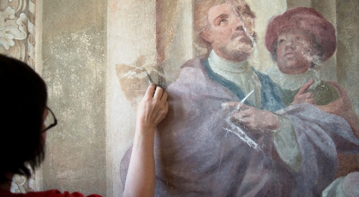 TOUCH THE ART!	 IN THE WORLD OF PAINTING CONSERVATION
